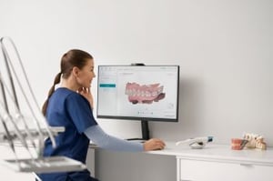 TRIOS-6_Lifetyle-Photos_TRIOS-Dx_Female-dentist-at-computer-small-resolution-350x233