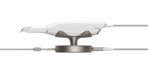TRIOS-Core_Product-Renders_transparent_scanner-left-in-pod_2024-1-1
