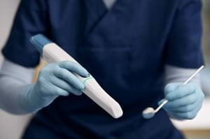 TRIOS-6_Lifetyle-Photos_Product_Dentist-with-scanner-close-up-with-mirror_small-resolution-350x233